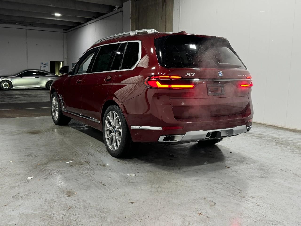 BMW X7 Vehicle Full-screen Gallery Image 3