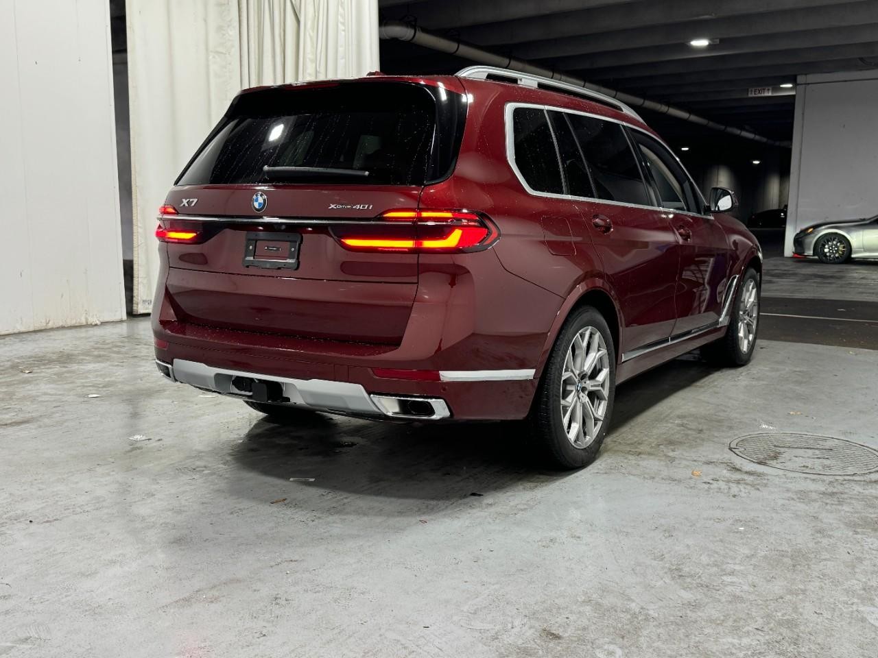 BMW X7 Vehicle Full-screen Gallery Image 4