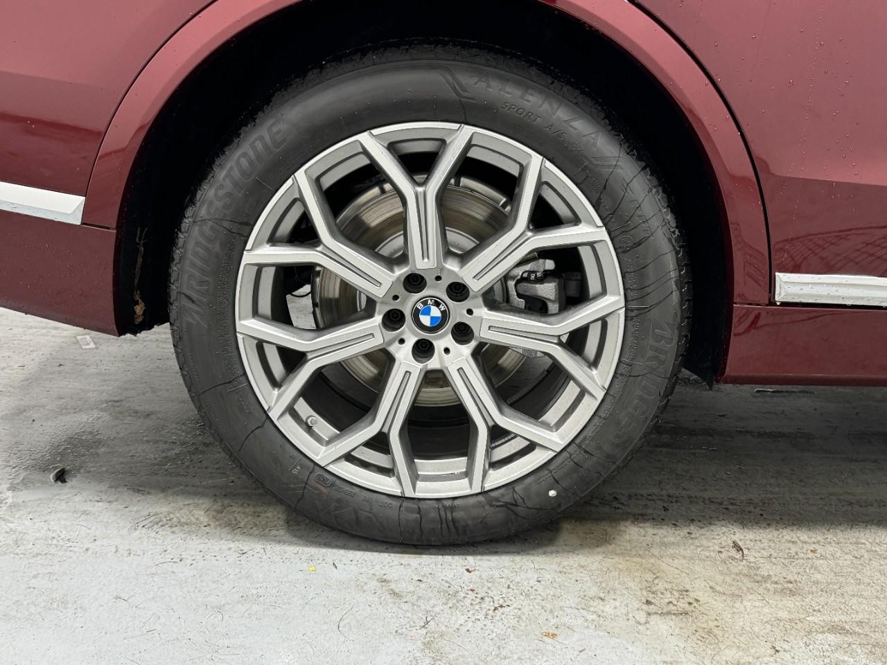 BMW X7 Vehicle Full-screen Gallery Image 5