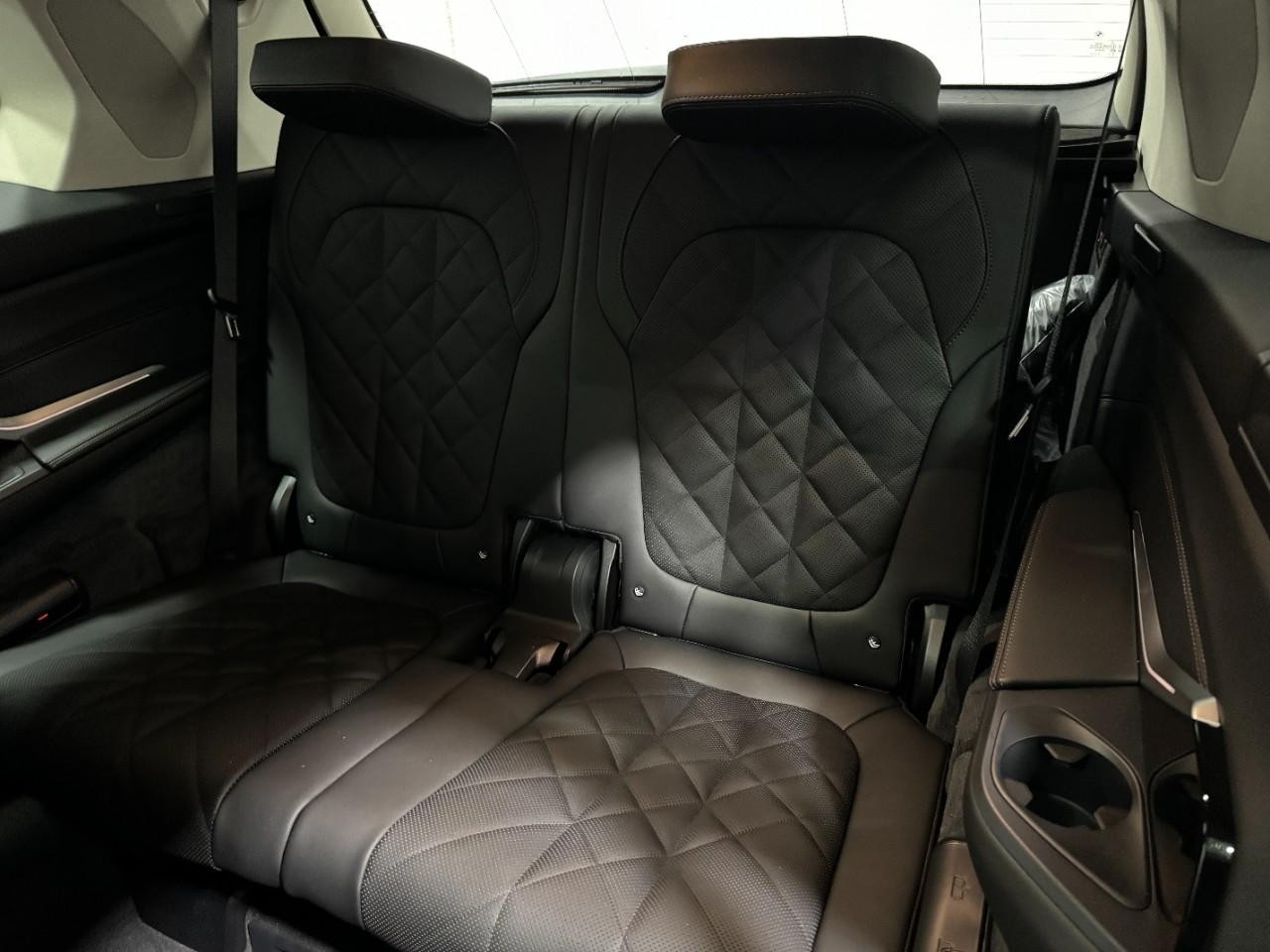 BMW X7 Vehicle Full-screen Gallery Image 8