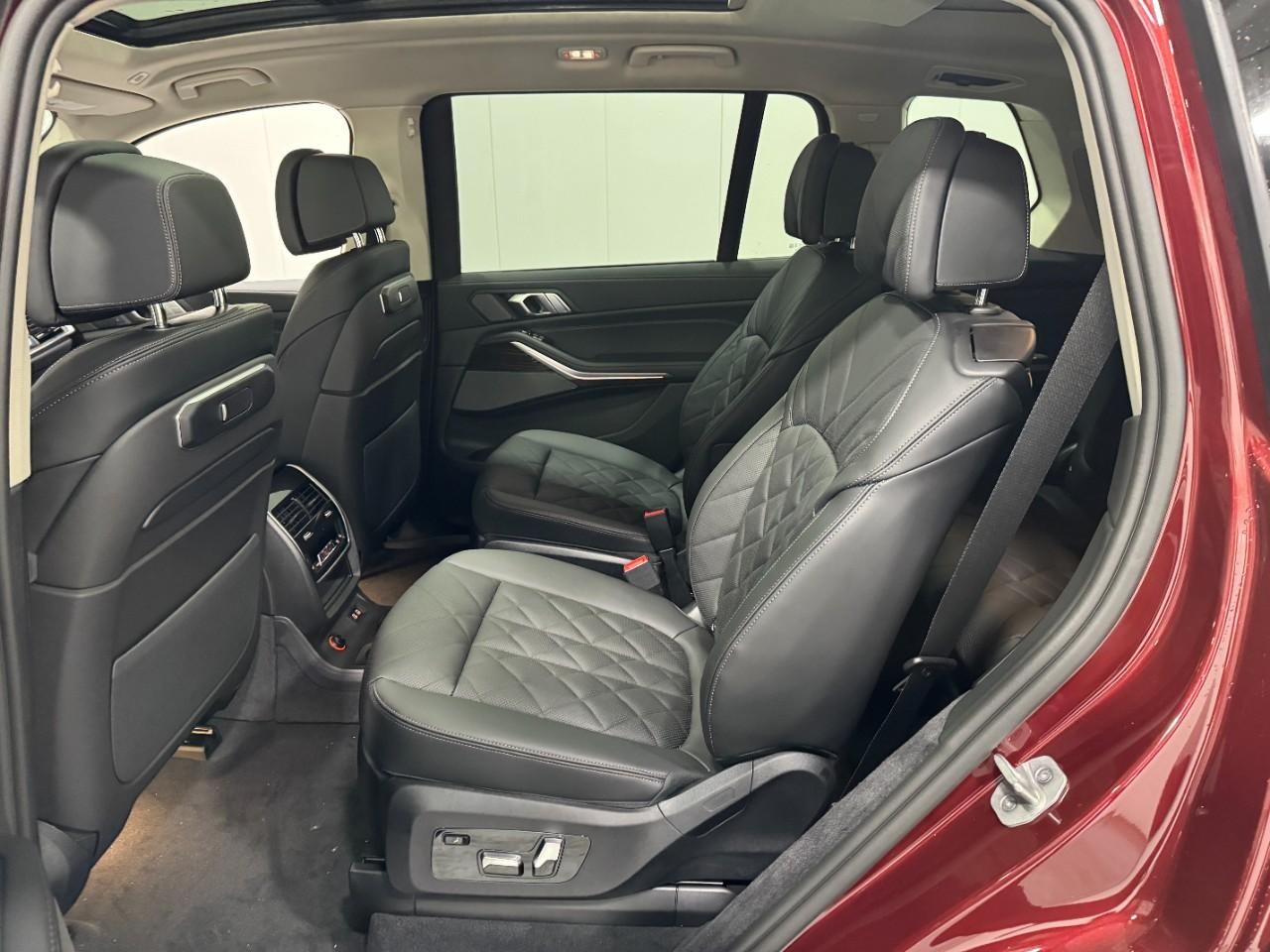 BMW X7 Vehicle Full-screen Gallery Image 9