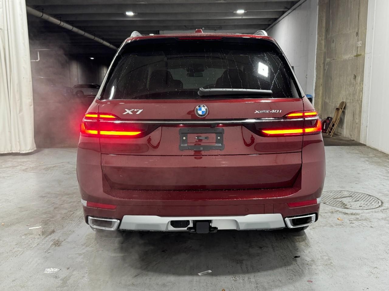 BMW X7 Vehicle Full-screen Gallery Image 10