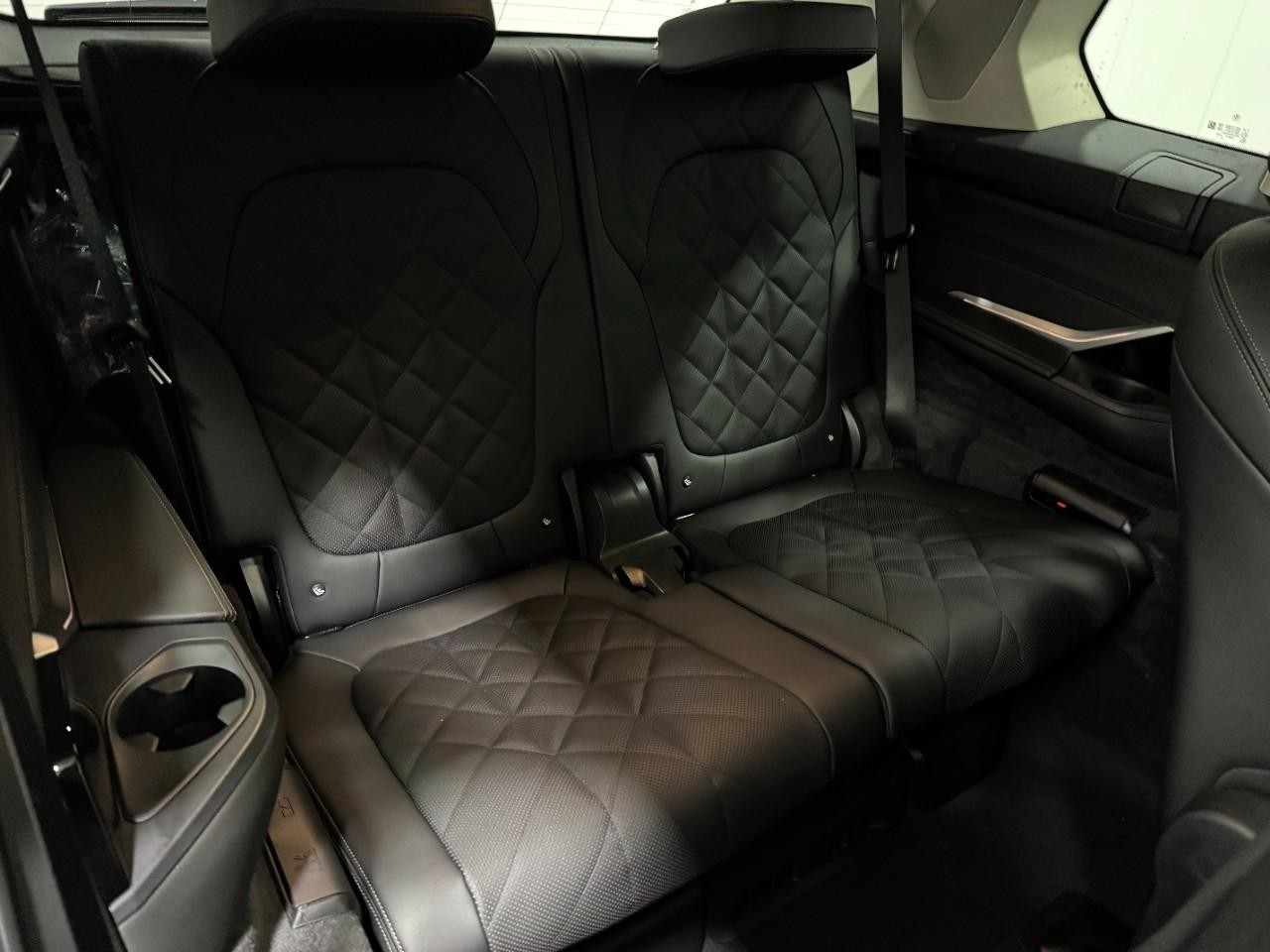 BMW X7 Vehicle Full-screen Gallery Image 11