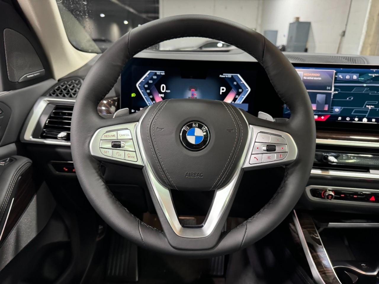 BMW X7 Vehicle Full-screen Gallery Image 16