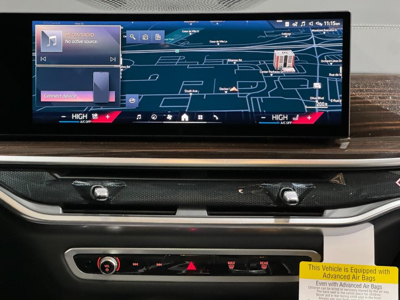 BMW X7 Vehicle Full-screen Gallery Image 17