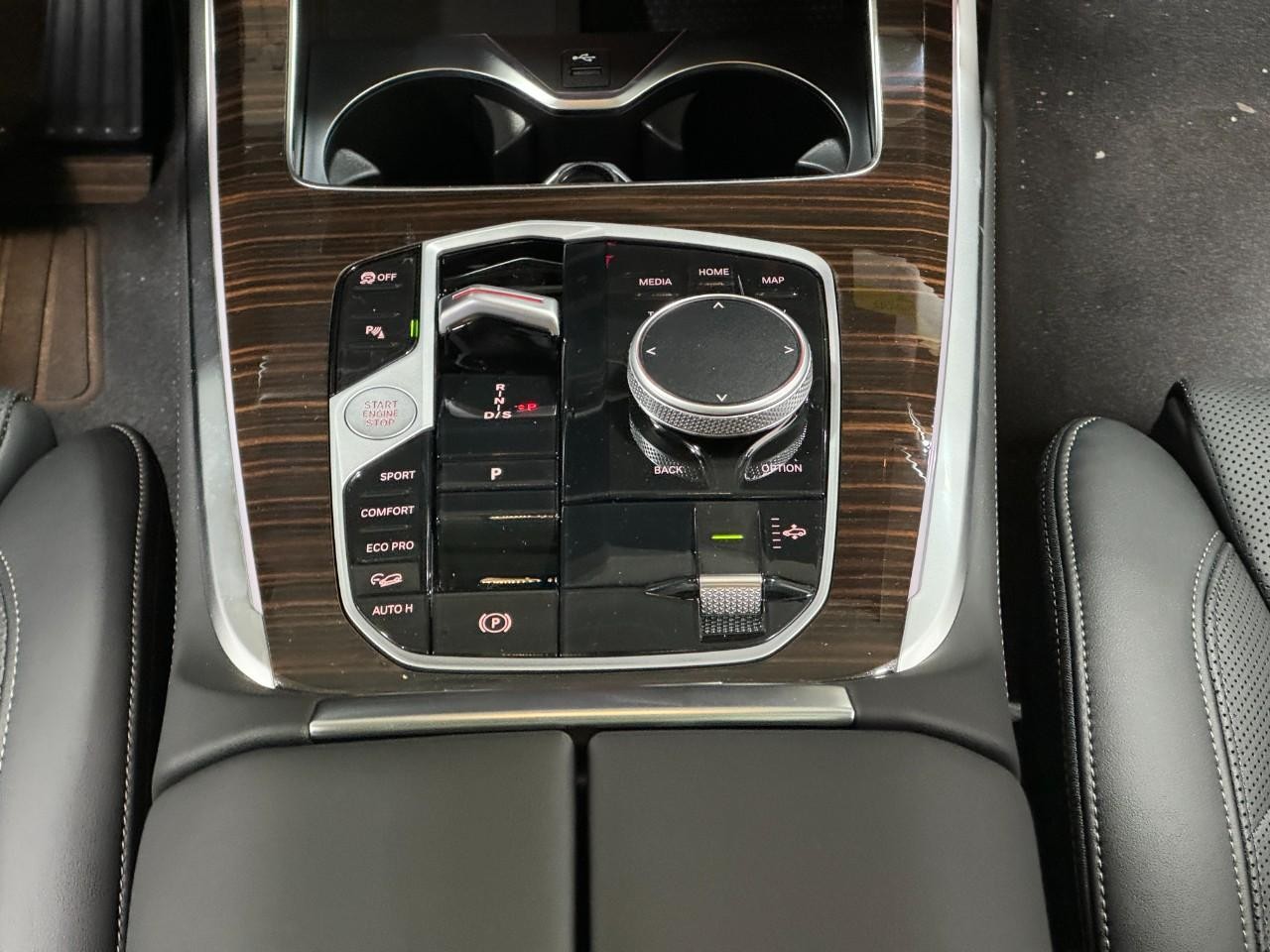 BMW X7 Vehicle Full-screen Gallery Image 18