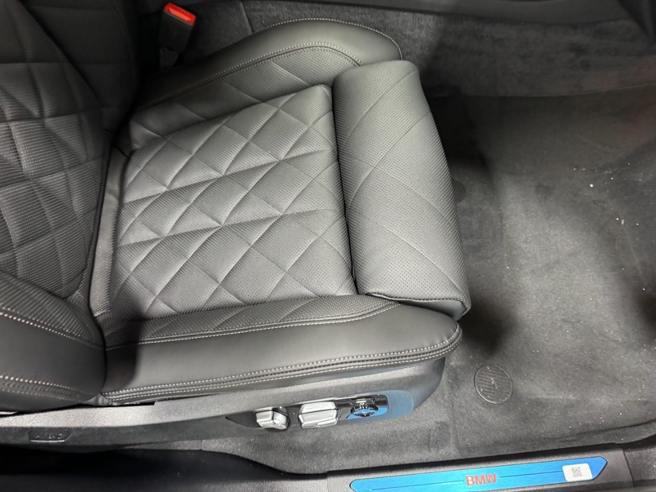 BMW X7 Vehicle Full-screen Gallery Image 21