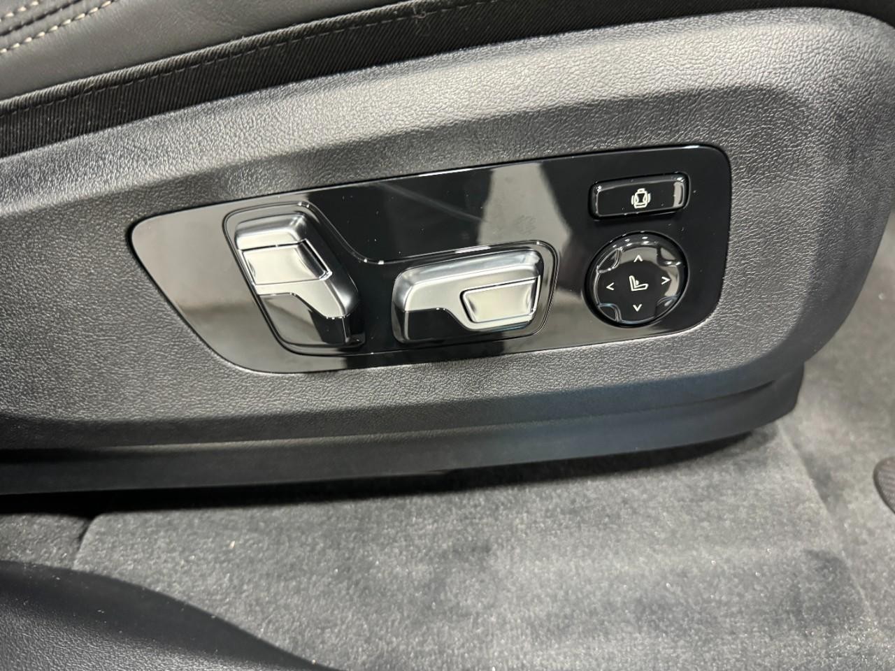 BMW X7 Vehicle Full-screen Gallery Image 22