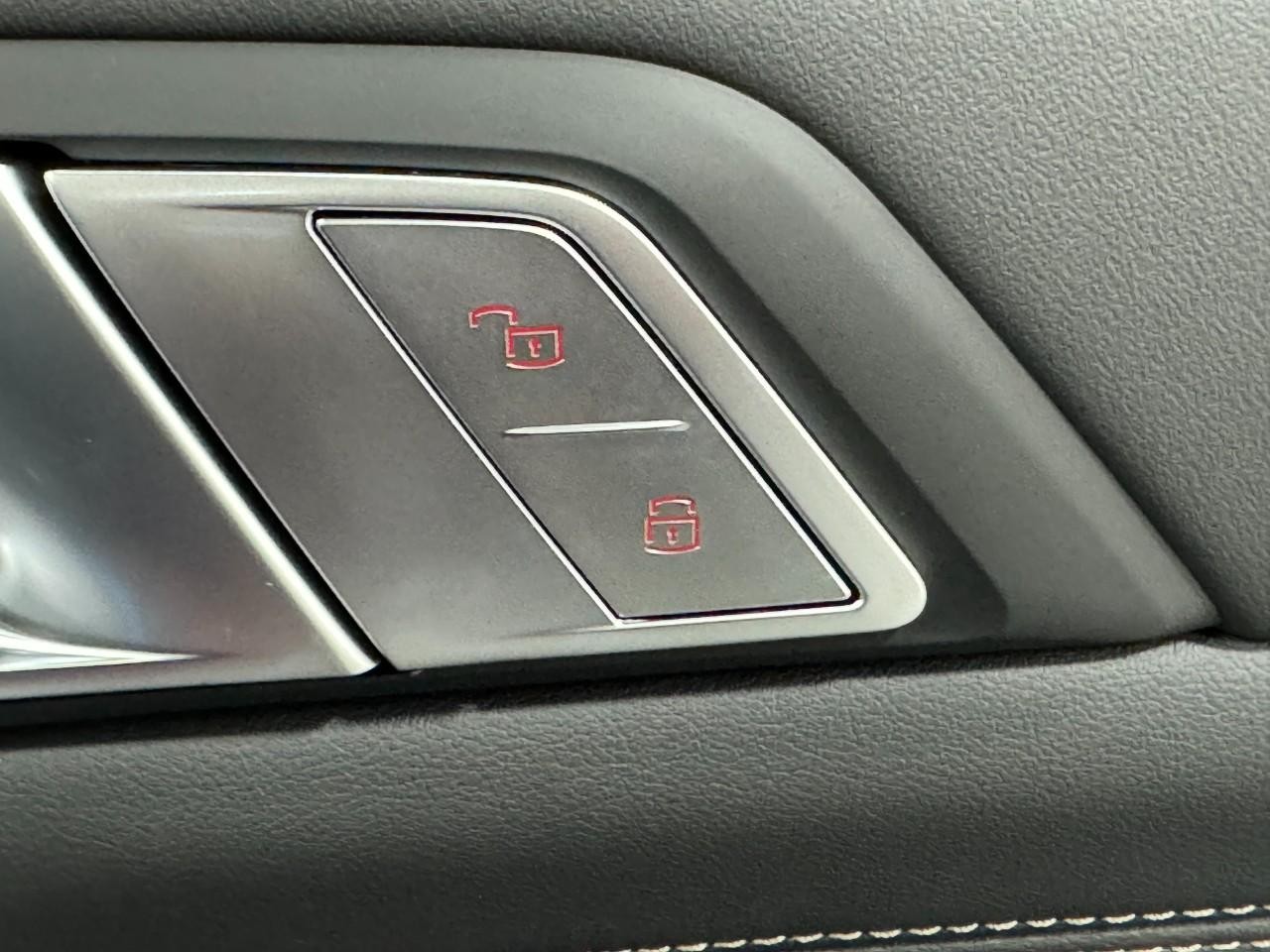 BMW X7 Vehicle Full-screen Gallery Image 23