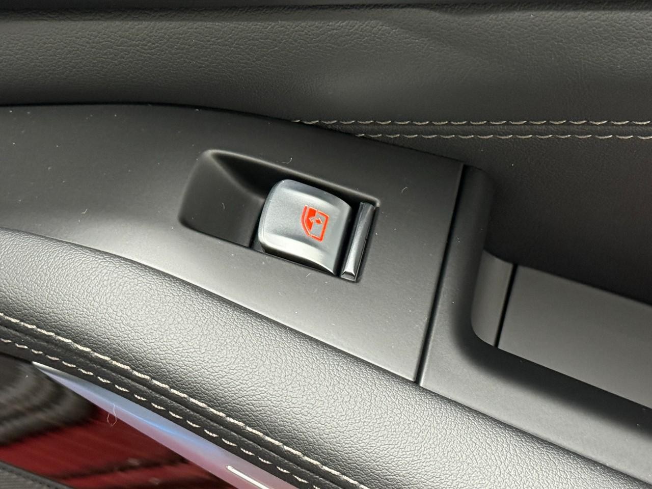 BMW X7 Vehicle Full-screen Gallery Image 25