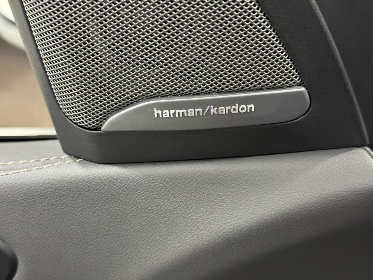 BMW X7 Vehicle Full-screen Gallery Image 26