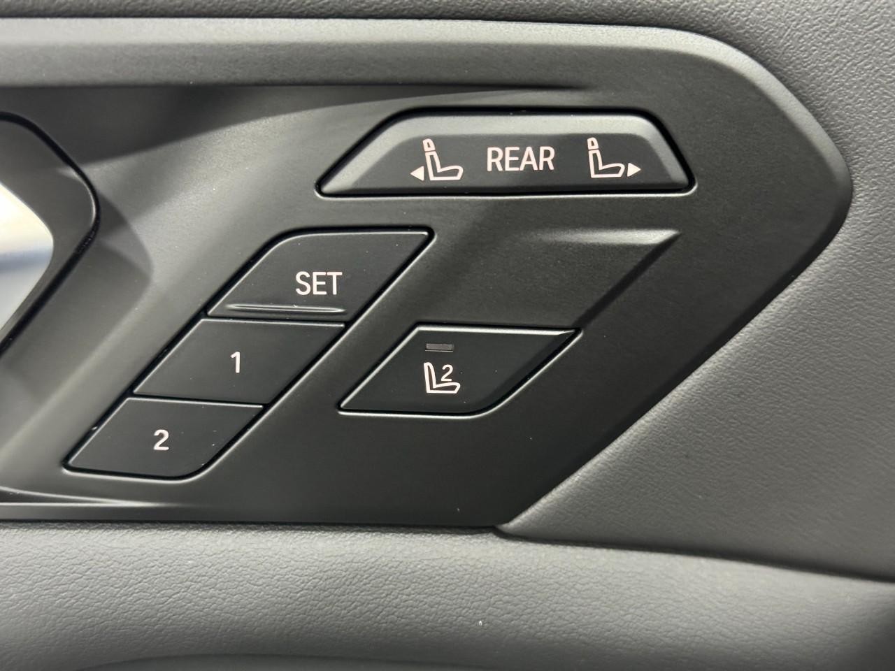 BMW X7 Vehicle Full-screen Gallery Image 27