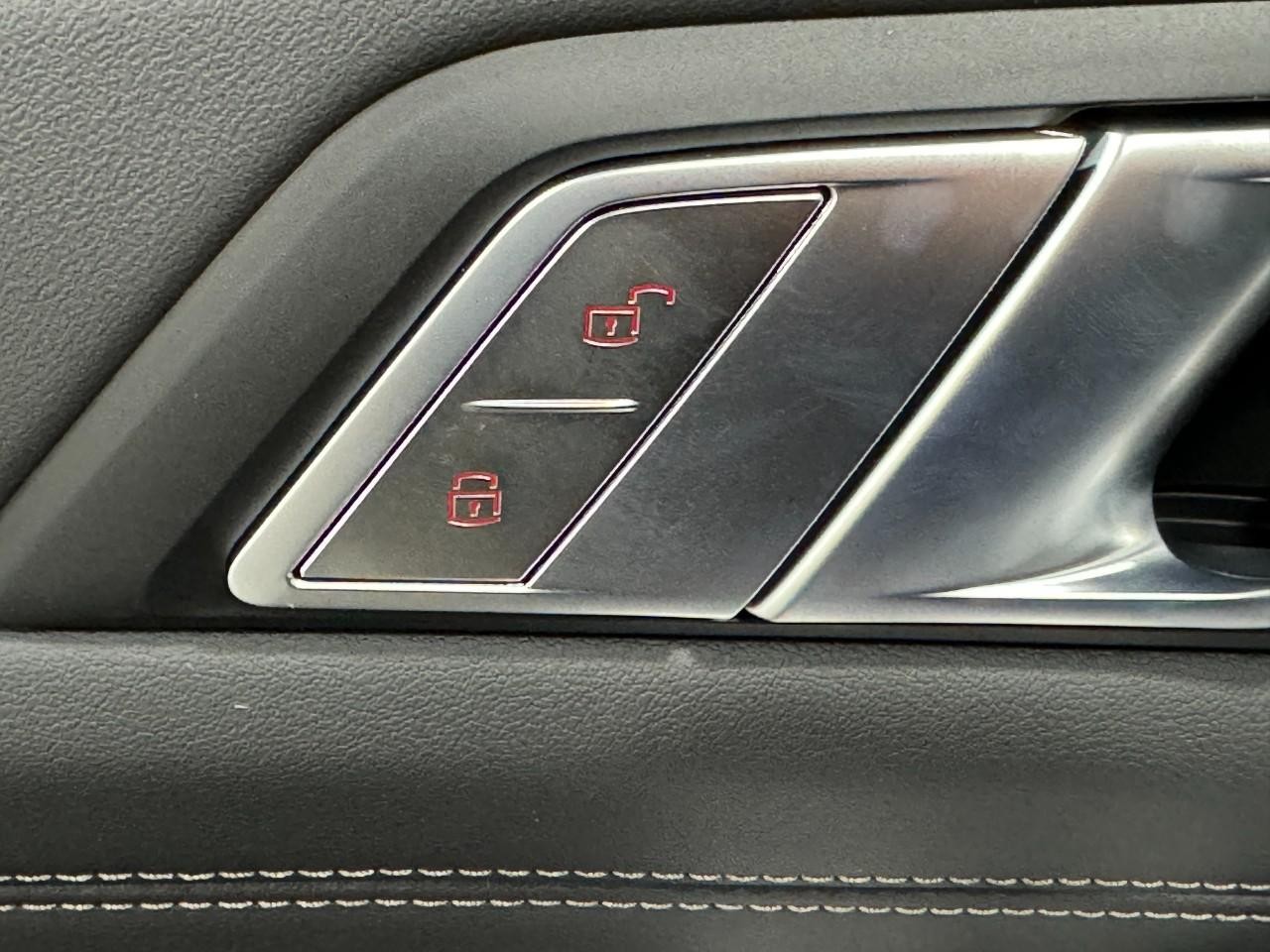 BMW X7 Vehicle Full-screen Gallery Image 28