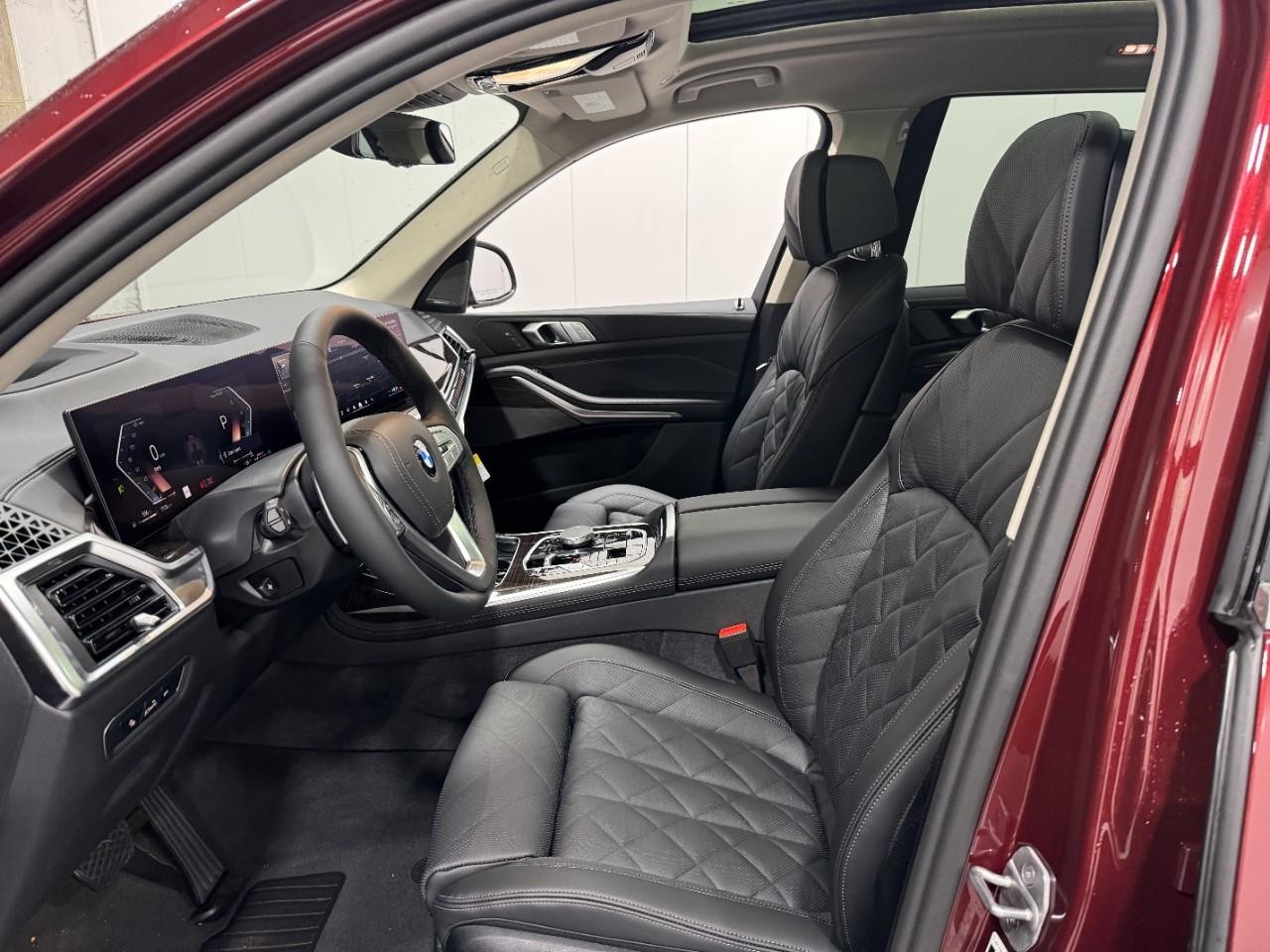 BMW X7 Vehicle Full-screen Gallery Image 30