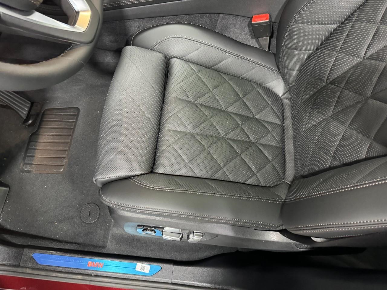 BMW X7 Vehicle Full-screen Gallery Image 31