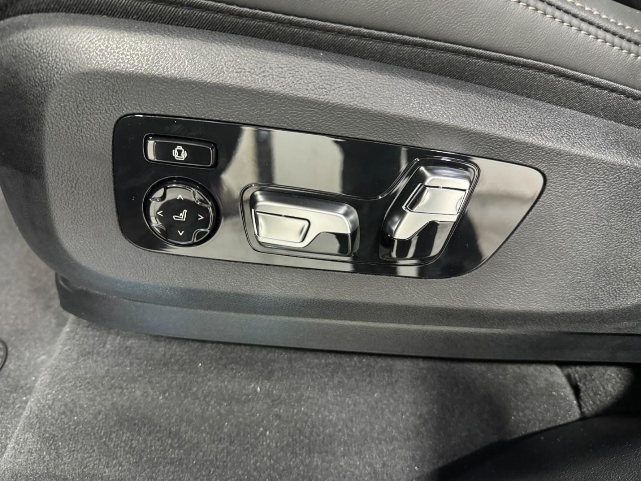 BMW X7 Vehicle Full-screen Gallery Image 32