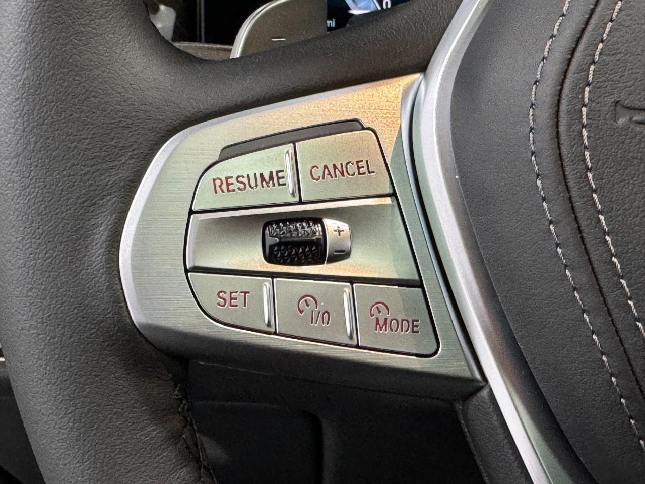 BMW X7 Vehicle Full-screen Gallery Image 34