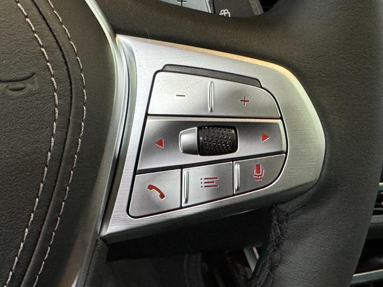 BMW X7 Vehicle Full-screen Gallery Image 35