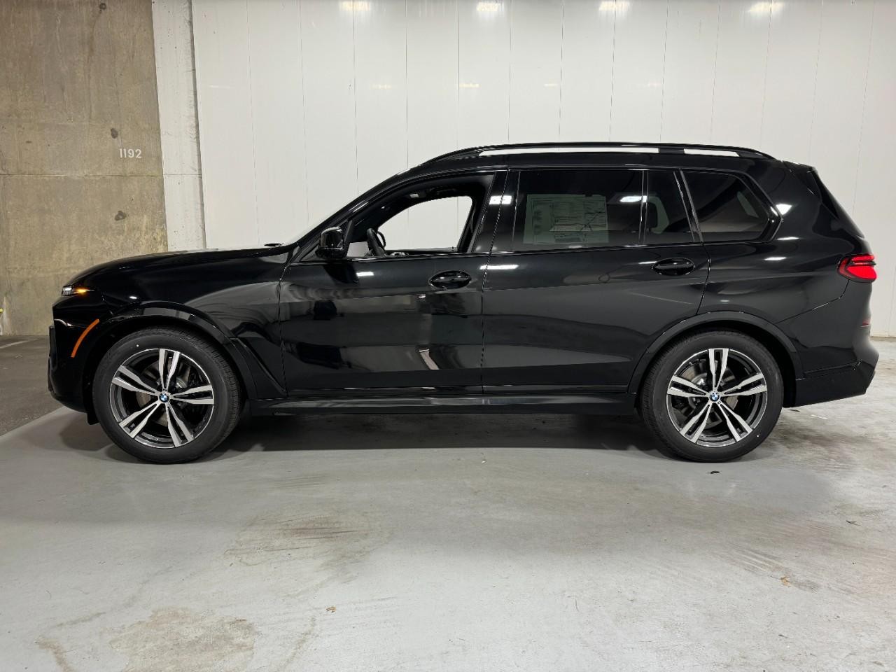 BMW X7 Vehicle Full-screen Gallery Image 2