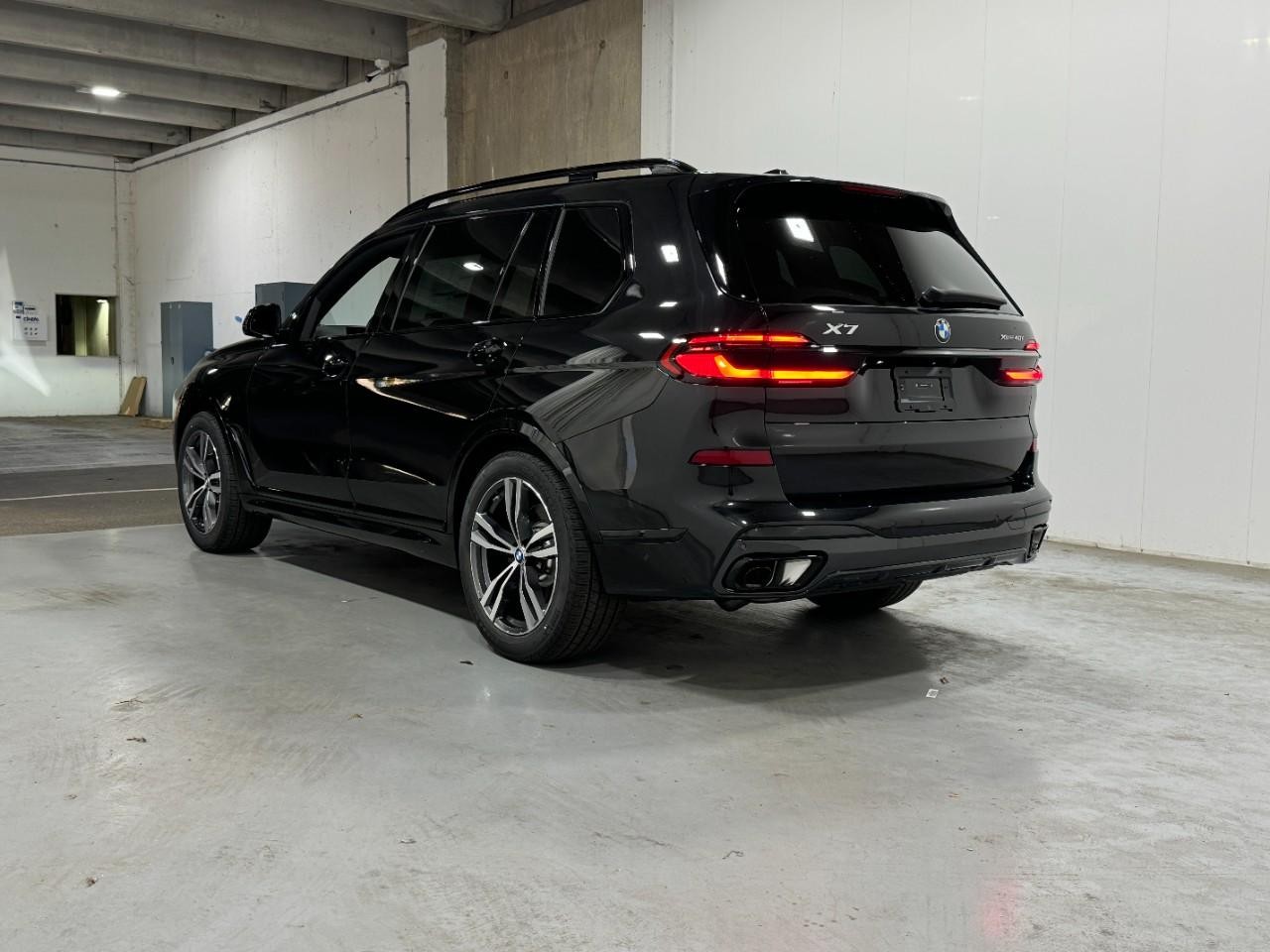 BMW X7 Vehicle Full-screen Gallery Image 3