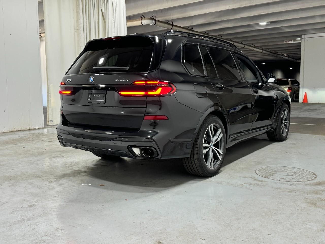 BMW X7 Vehicle Full-screen Gallery Image 4
