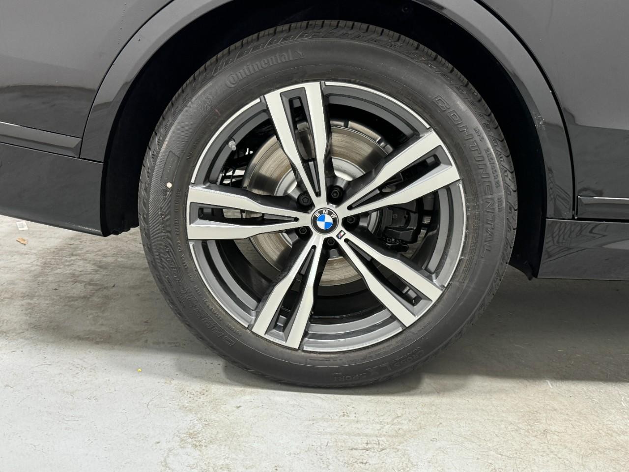 BMW X7 Vehicle Full-screen Gallery Image 5