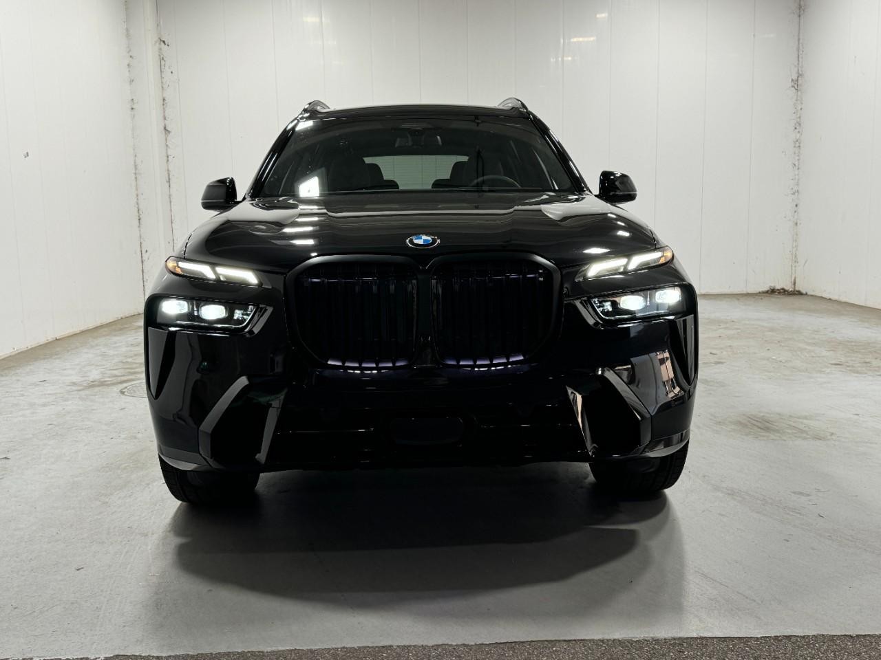 BMW X7 Vehicle Full-screen Gallery Image 7