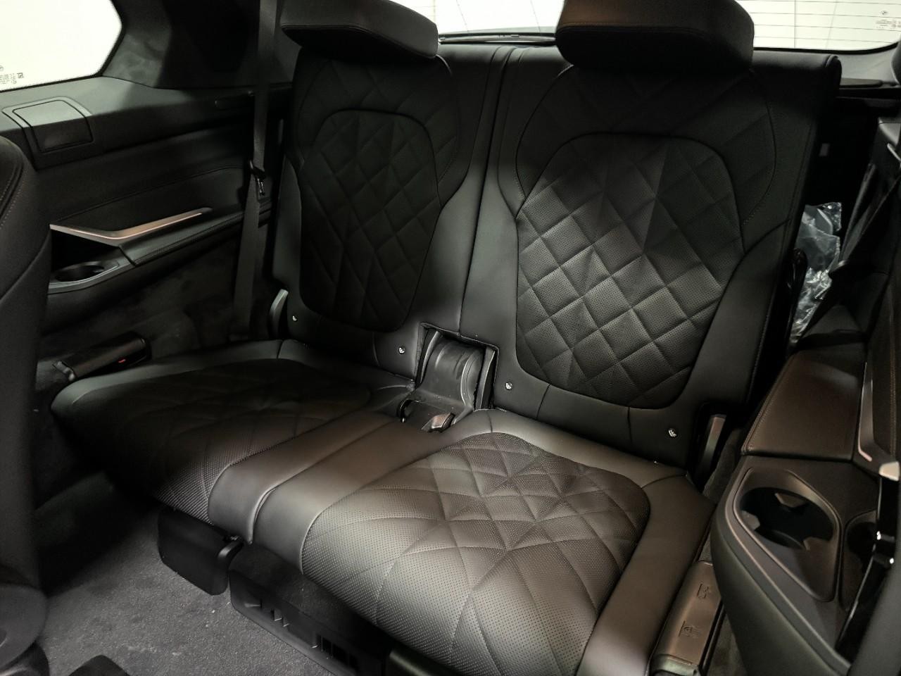 BMW X7 Vehicle Full-screen Gallery Image 8