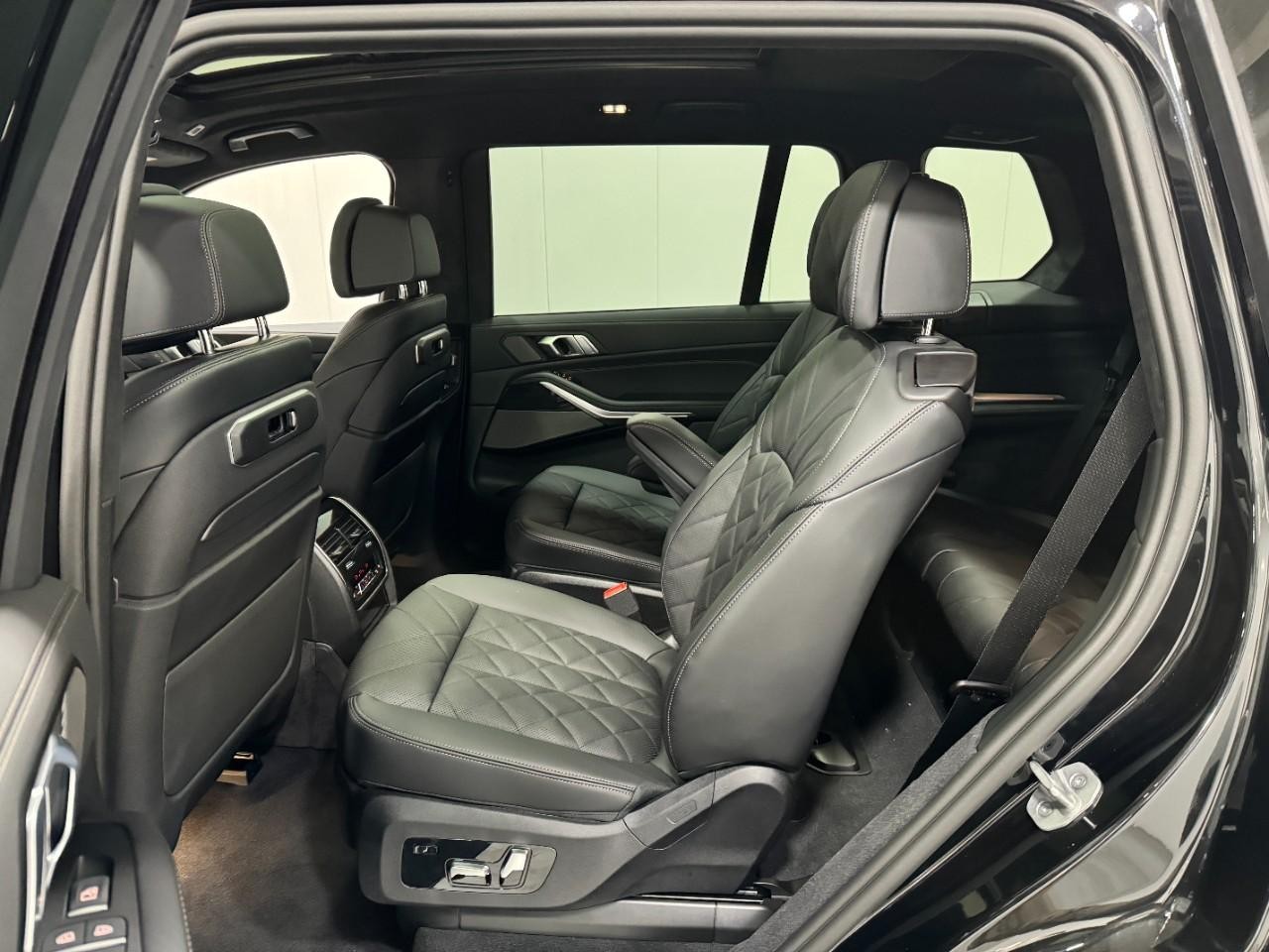 BMW X7 Vehicle Full-screen Gallery Image 9