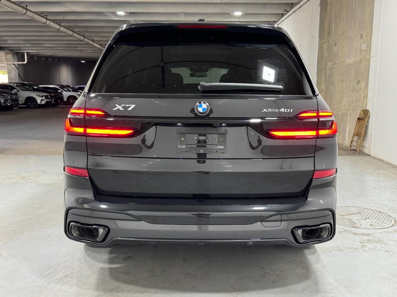 BMW X7 Vehicle Full-screen Gallery Image 10