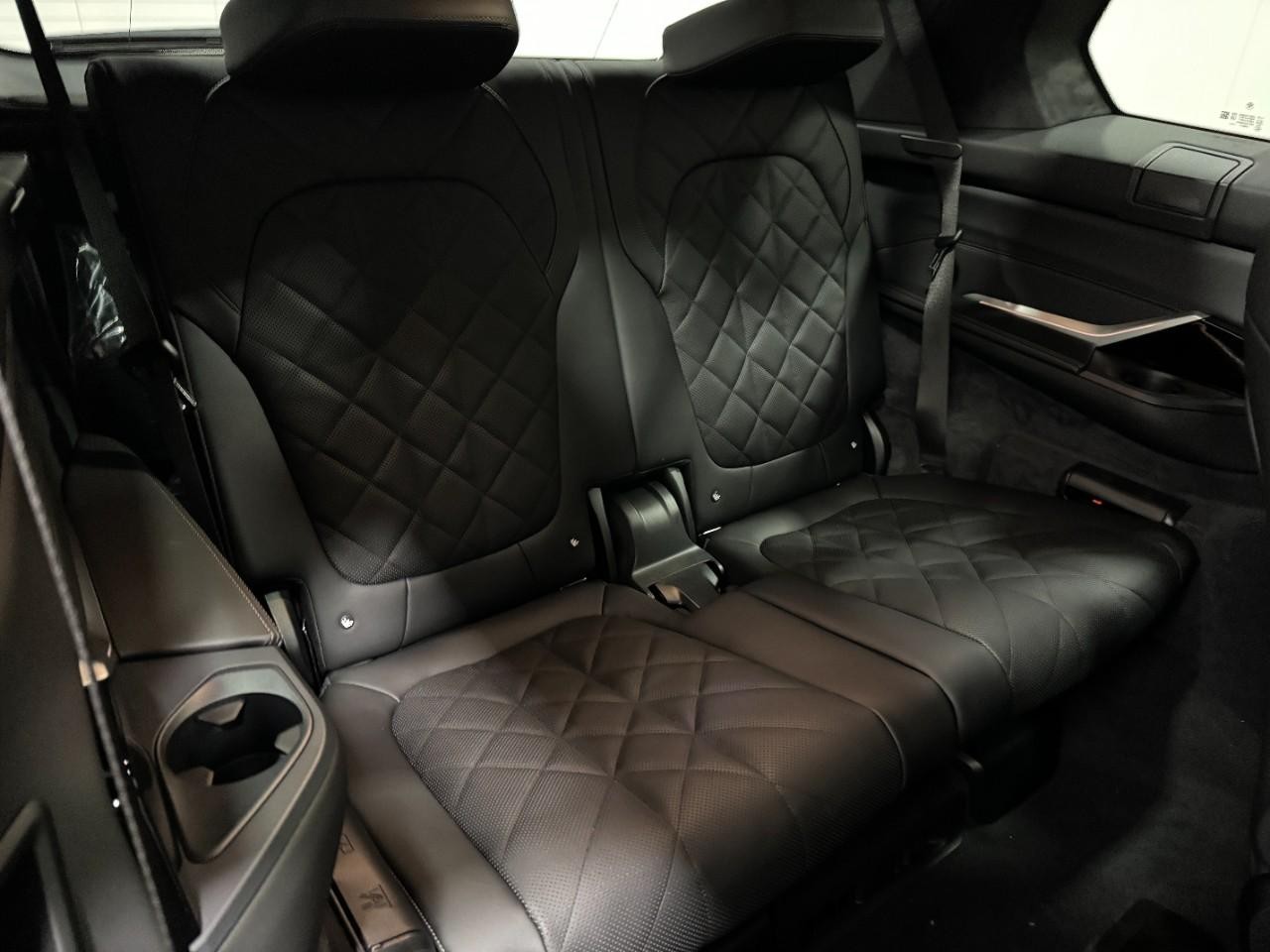 BMW X7 Vehicle Full-screen Gallery Image 11