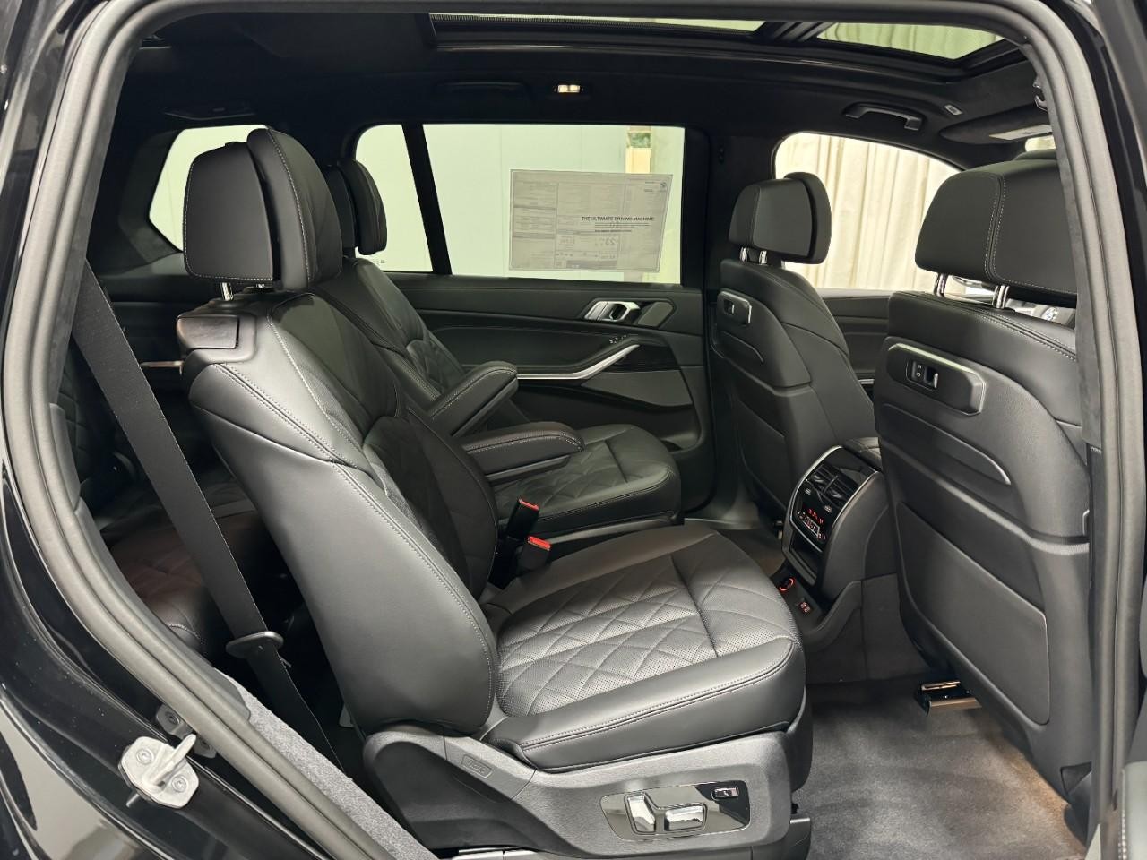 BMW X7 Vehicle Full-screen Gallery Image 12