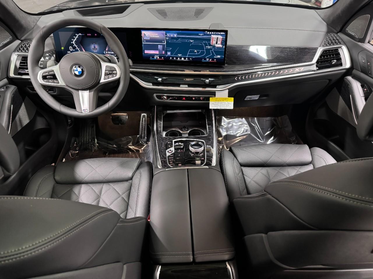 BMW X7 Vehicle Full-screen Gallery Image 15