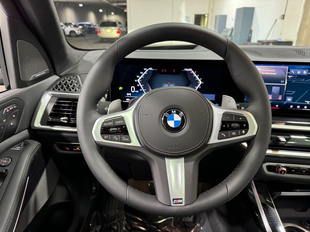 BMW X7 Vehicle Full-screen Gallery Image 16