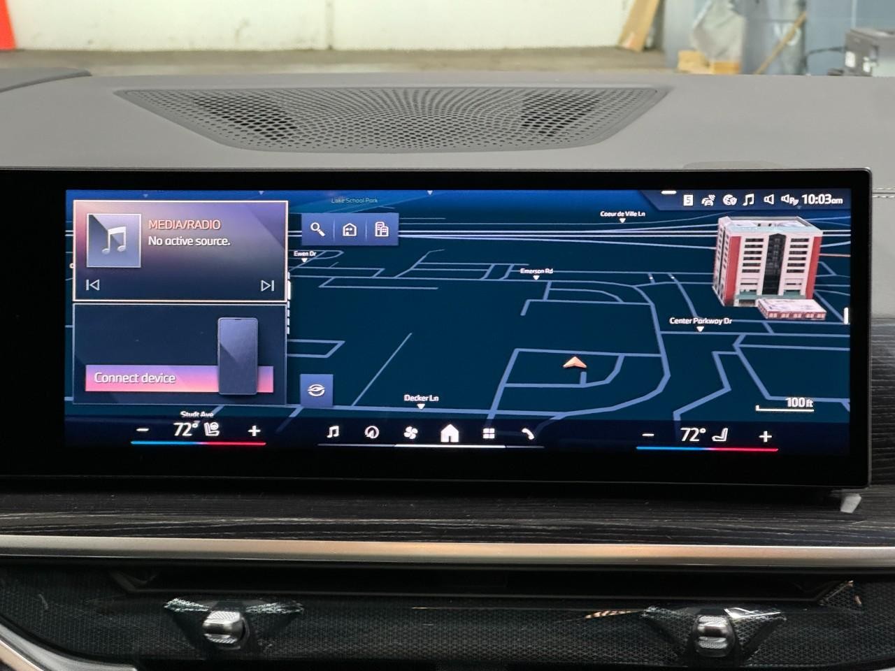 BMW X7 Vehicle Full-screen Gallery Image 17