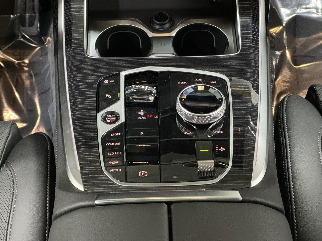 BMW X7 Vehicle Full-screen Gallery Image 18