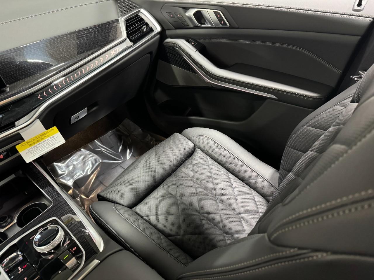 BMW X7 Vehicle Full-screen Gallery Image 19