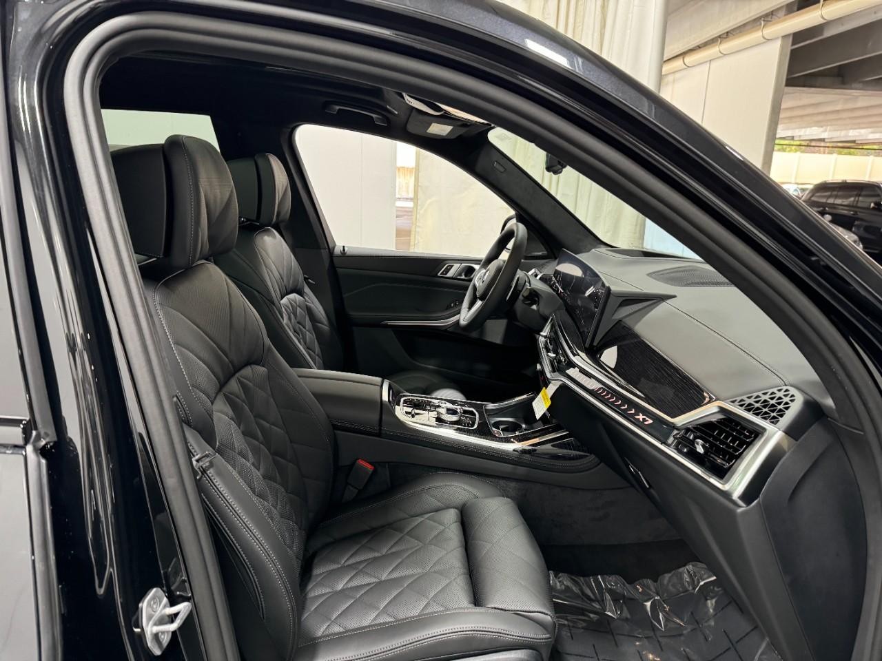 BMW X7 Vehicle Full-screen Gallery Image 20