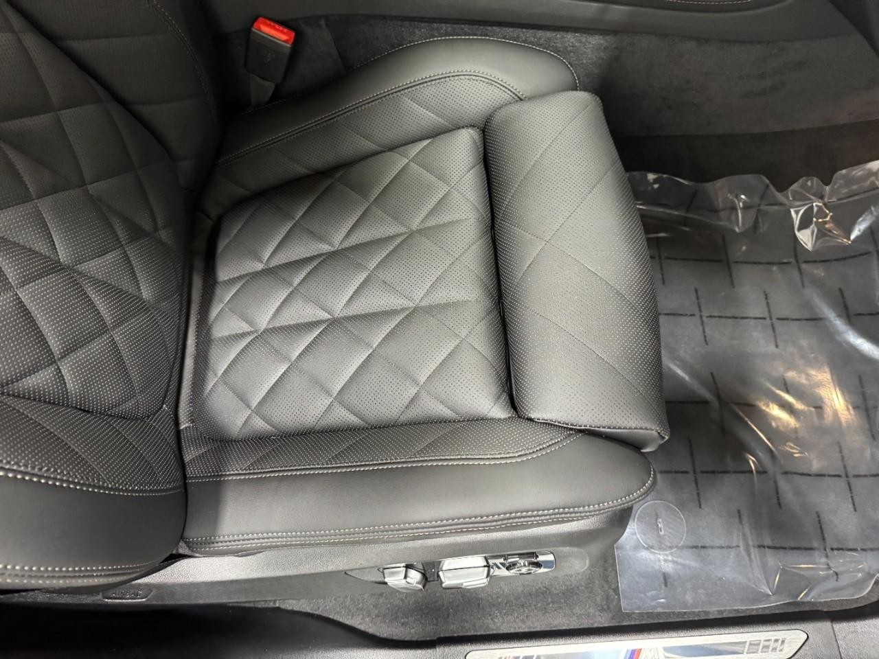 BMW X7 Vehicle Full-screen Gallery Image 21