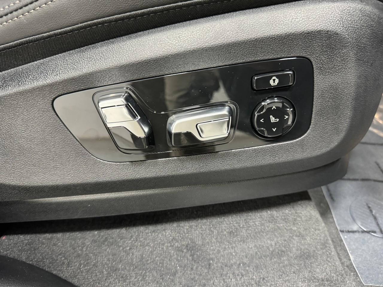 BMW X7 Vehicle Full-screen Gallery Image 22