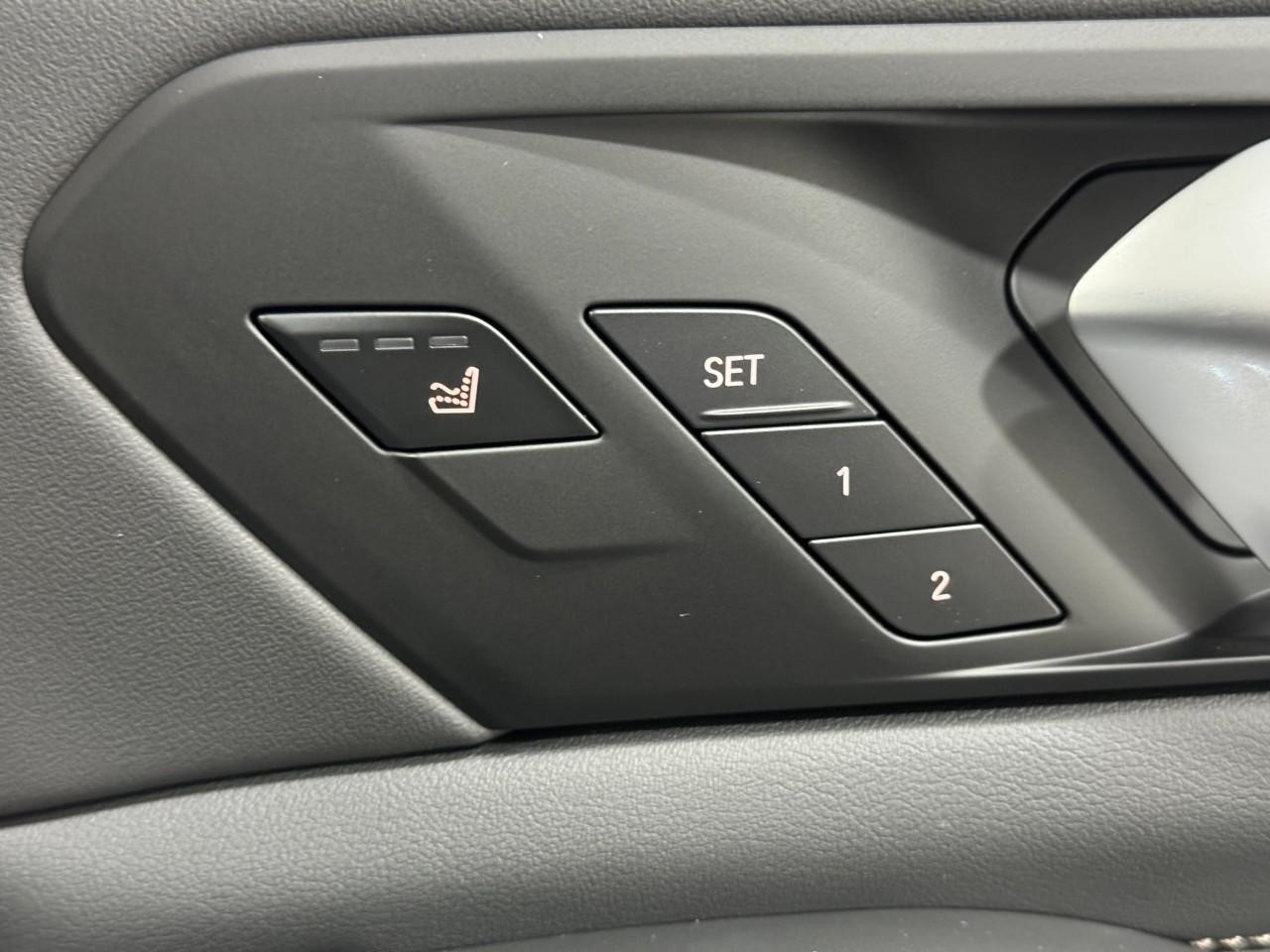 BMW X7 Vehicle Full-screen Gallery Image 23