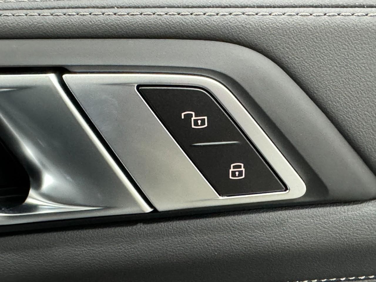 BMW X7 Vehicle Full-screen Gallery Image 24