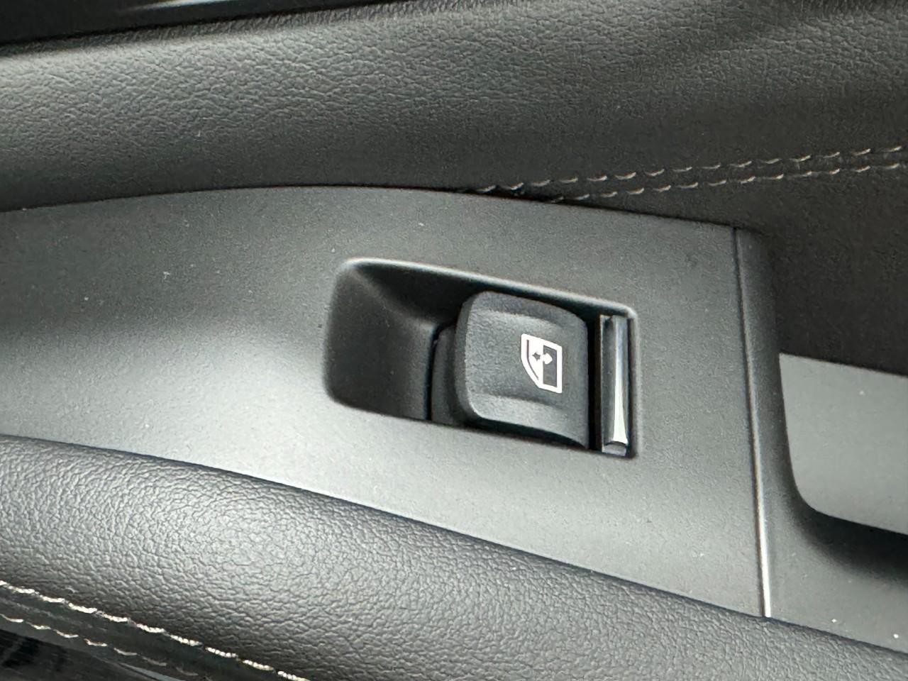 BMW X7 Vehicle Full-screen Gallery Image 25