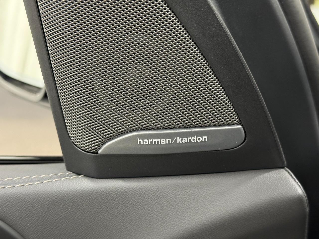 BMW X7 Vehicle Full-screen Gallery Image 26