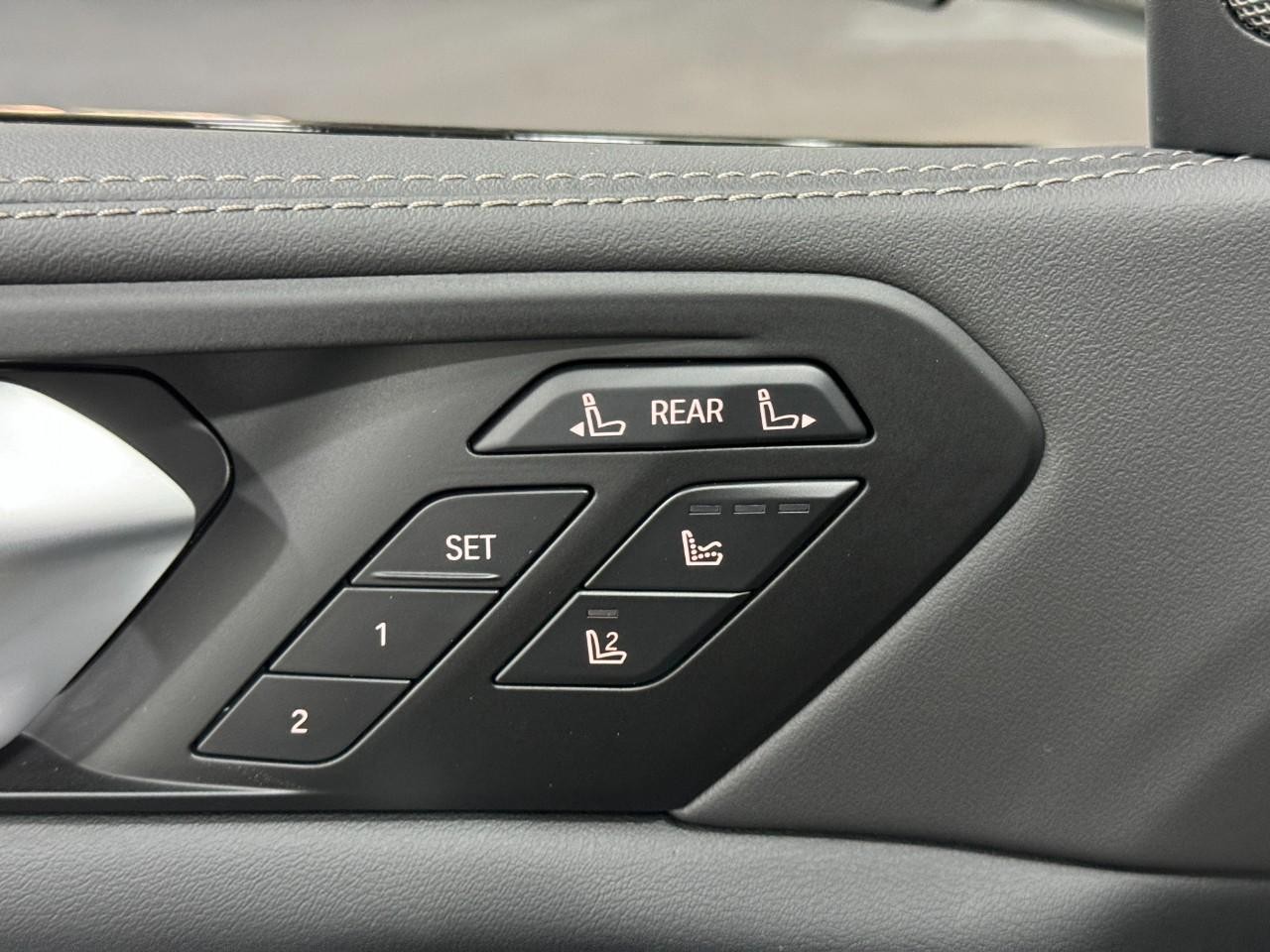 BMW X7 Vehicle Full-screen Gallery Image 27