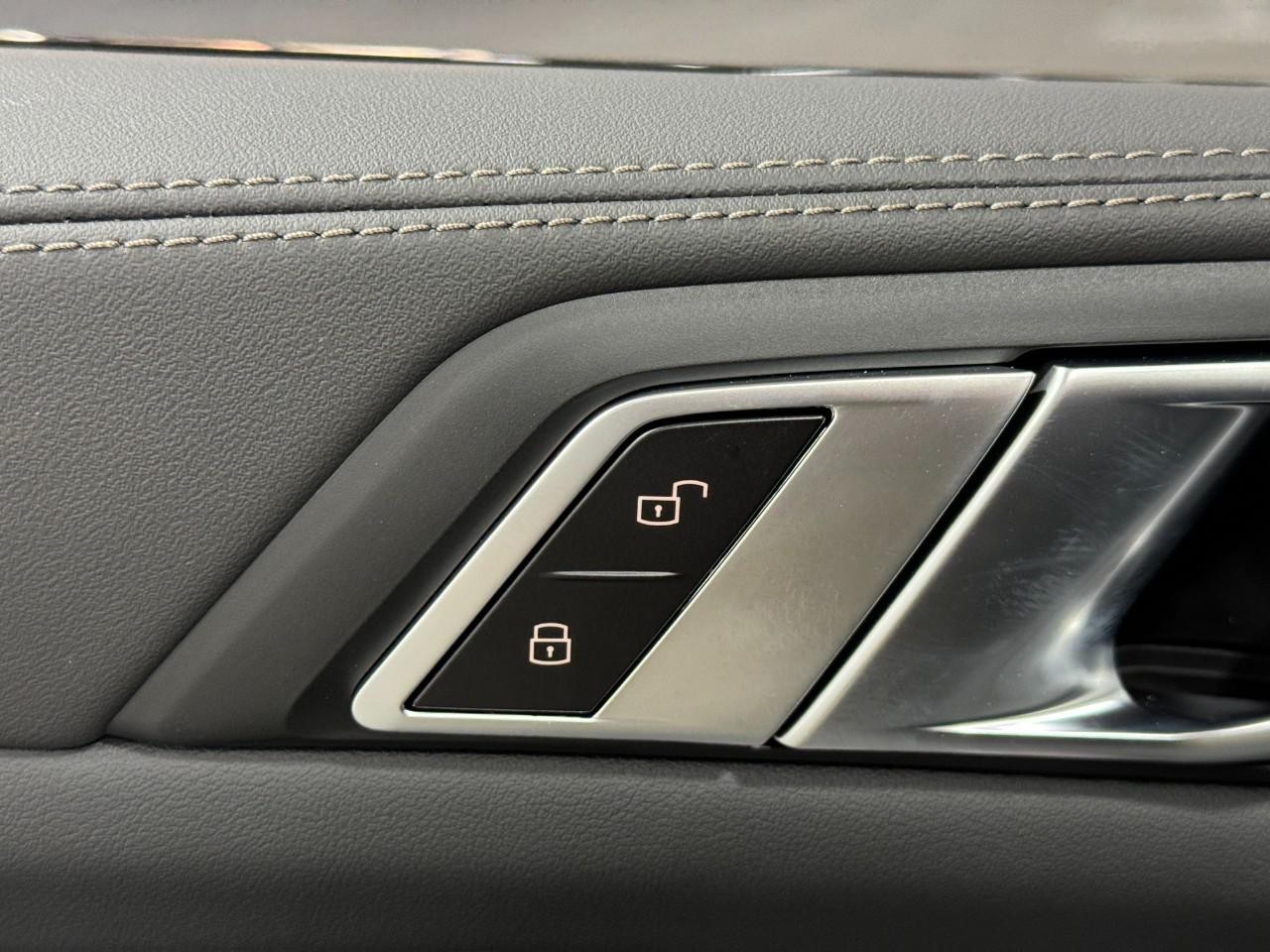 BMW X7 Vehicle Full-screen Gallery Image 28