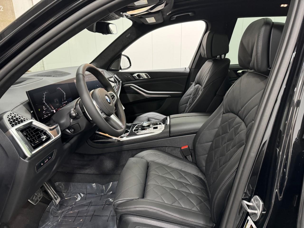 BMW X7 Vehicle Full-screen Gallery Image 30