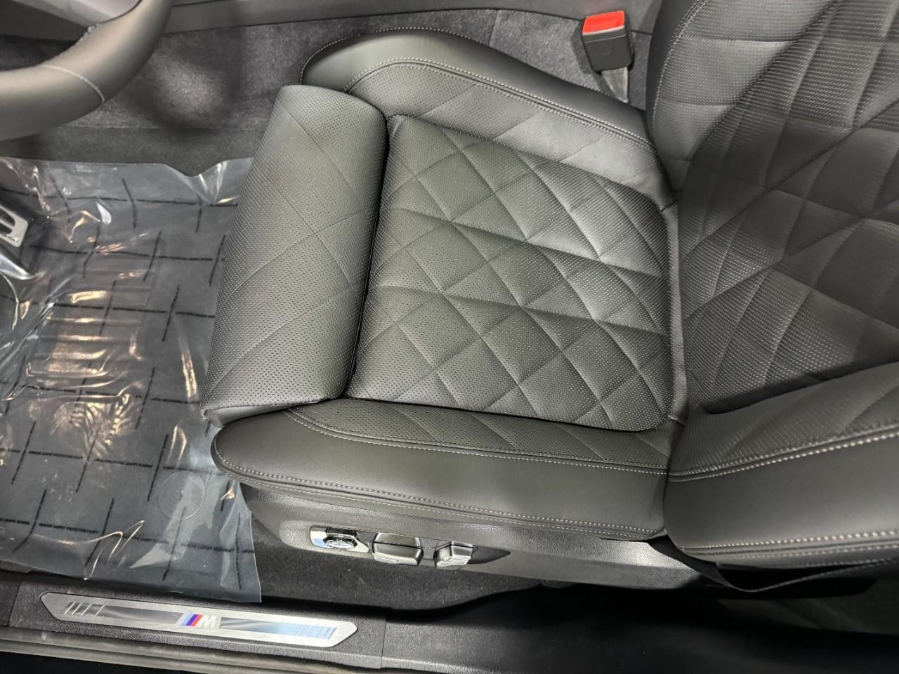 BMW X7 Vehicle Full-screen Gallery Image 31