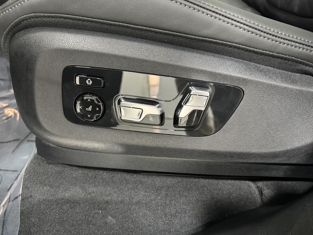 BMW X7 Vehicle Full-screen Gallery Image 32