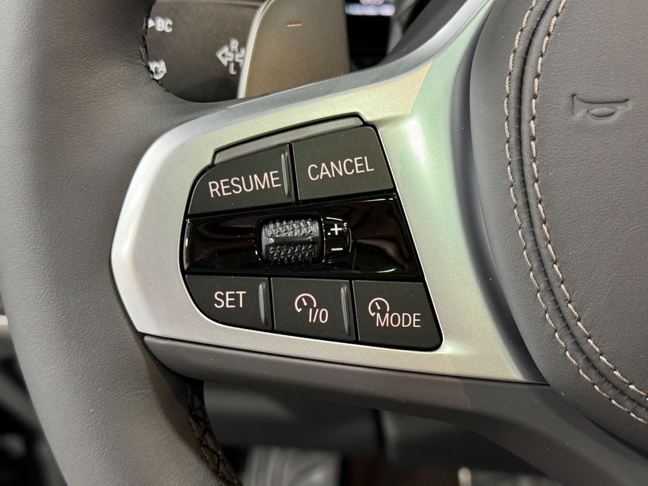 BMW X7 Vehicle Full-screen Gallery Image 34